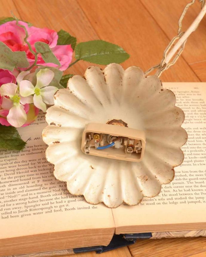 シャンデリア　照明・ライティング　お花×リーフが素敵なアンティークシャンデリア(３灯)（E17シャンデリア球付）。引っ掛けタイプです自分でも取り付け出来る引っ掛けシーリング仕様で加工してあります。(k-3811-z)