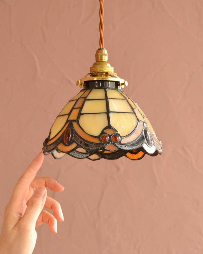 ペンダントライト　照明・ライティング　イギリスから到着したアンティークステンドグラスのランプ（コード・シャンデリア球・ギャラリーA）。。(k-3812-z)