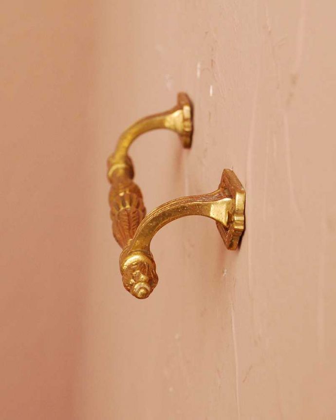 アンティーク 真鍮の雑貨 アンティーク雑貨 イギリスで見つけたアンティークの真鍮製のタオル掛け(ハンドル) 。横から見ると・・・ハンドタオルやキッチンクロスを掛けて使って下さい。(k-3813-z)