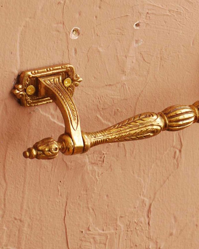 アンティーク 真鍮の雑貨 アンティーク雑貨 イギリスで見つけたアンティークの真鍮製のタオル掛け(ハンドル) 。高級感たっぷりの真鍮製真鍮製なので、使っていくごとに味わい深い色合いに変化していきます。(k-3813-z)