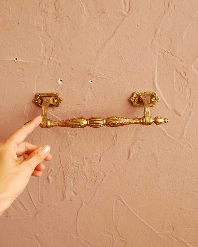 アンティーク 真鍮の雑貨 アンティーク雑貨 イギリスで見つけたアンティークの真鍮製のタオル掛け(ハンドル) 。大きさはこれくらいです女性でもお家の壁にカンタンに取り付けできます(ビスは付いていません)。(k-3813-z)