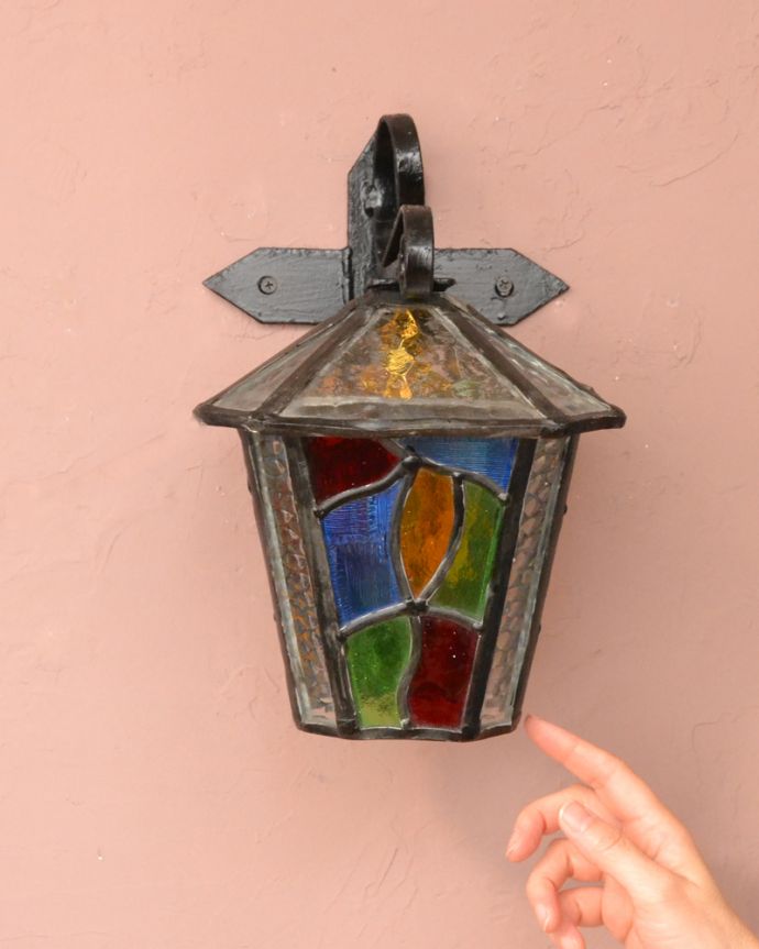 壁付けブラケット　照明・ライティング　カラフルなガラスが入った壁付け照明、お洒落なアンティークのウォールランプ。。(k-3814-z)