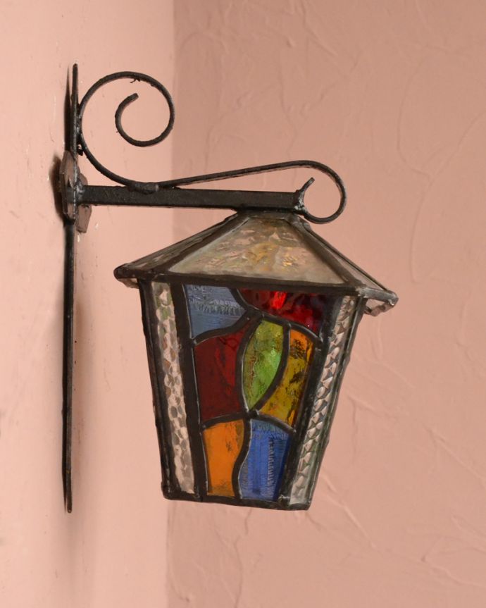 壁付けブラケット　照明・ライティング　カラフルなガラスが入った壁付け照明、お洒落なアンティークのウォールランプ。。(k-3814-z)