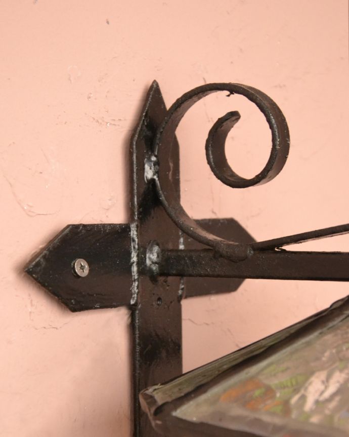 壁付けブラケット　照明・ライティング　カラフルなガラスが入った壁付け照明、お洒落なアンティークのウォールランプ。。(k-3814-z)