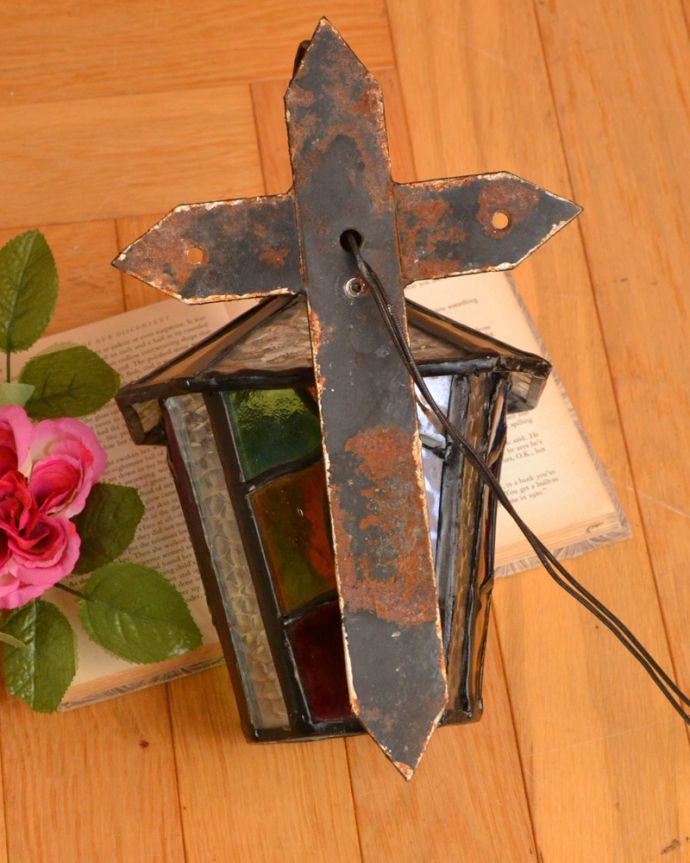 壁付けブラケット　照明・ライティング　カラフルなガラスが入った壁付け照明、お洒落なアンティークのウォールランプ。。(k-3814-z)