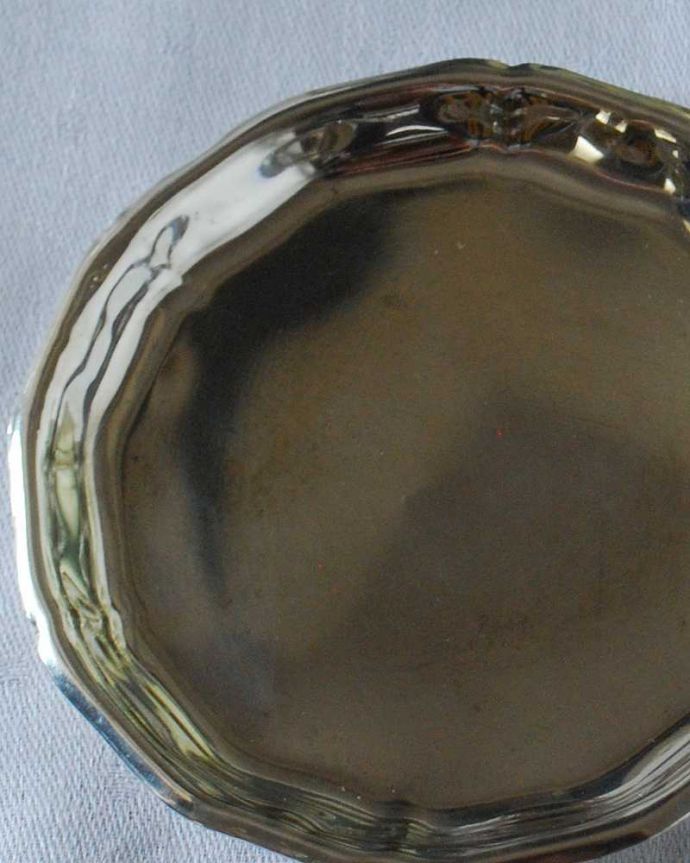 アンティーク シルバー製 アンティーク雑貨 イギリスアンティーク、シルバープレートの小さなコースター(トレイ)。実際に使える美しいシルバーアイテムみんなに見せるために作られたシルバーのアイテムは、まずは見る目重視。(k-3816-z)