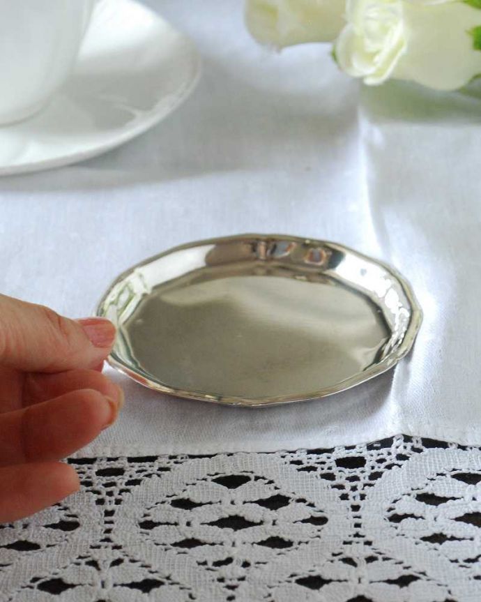 アンティーク シルバー製 アンティーク雑貨 イギリスアンティーク、シルバープレートの小さなコースター(トレイ)。ちゃんと使えます実際にお使いいただけます。(k-3816-z)
