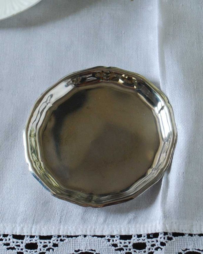 アンティーク シルバー製 アンティーク雑貨 イギリスアンティーク、シルバープレートの小さなコースター(トレイ)。上から見ると… アンティークなので多少のキズ・汚れがある場合がありますが使用上問題はありませんので、ご了承下さい。(k-3816-z)