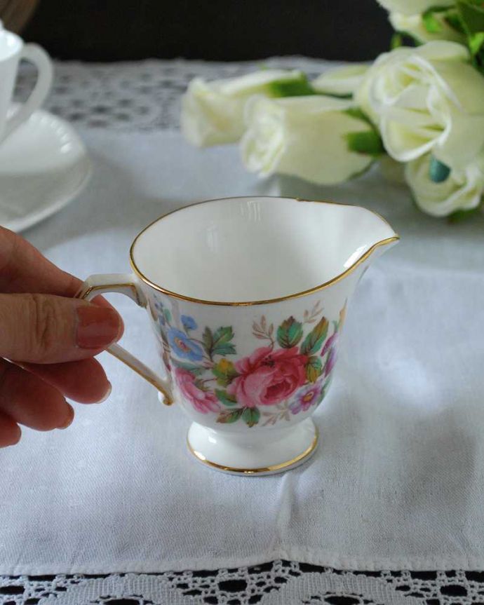 アンティーク 陶磁器の雑貨 アンティーク雑貨 イギリス王室御用達パラゴン窯のアンティークミルクポット(PARAGON)。自分だけの使い方で使ってみましょうたっぷりミルクが注げるように、英国のミルクピッチャーのサイズは他の国のものと比べて大きめに作られていて実用的。(k-3817-z)