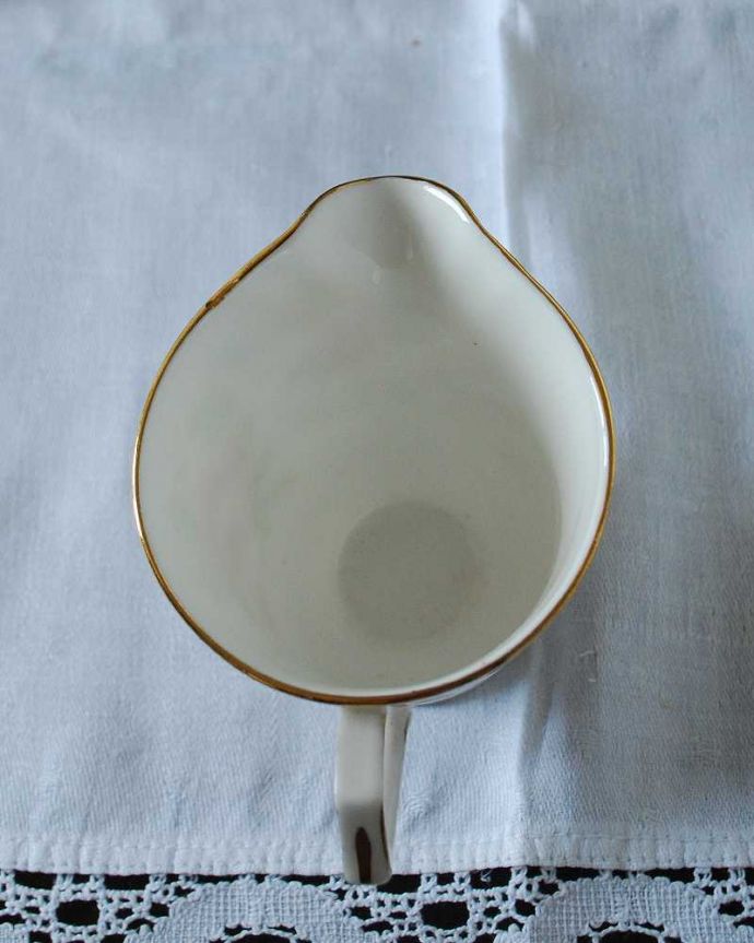 アンティーク 陶磁器の雑貨 アンティーク雑貨 イギリス王室御用達パラゴン窯のアンティークミルクポット(PARAGON)。上から見るとこんな感じです状態のいいものだけを選んでいますが、アンティークなのでキズや欠けがある場合があります。(k-3817-z)