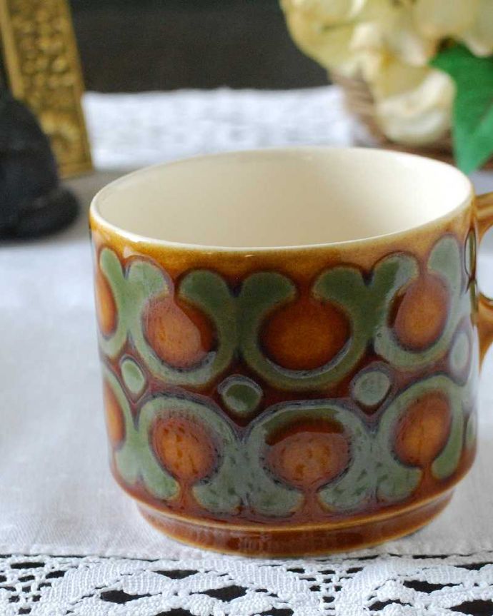 Hornsea（ホーンジー）　アンティーク雑貨　ホーンジー社、HORNSEA「ブロンテ」シリーズのアンティークカップ。1972年に誕生した「BRONTE」当時、一世を風靡したブロンテシリーズは、独自の立体的な型押しと色使いがとても人気のシリーズでした。(k-3820-z)