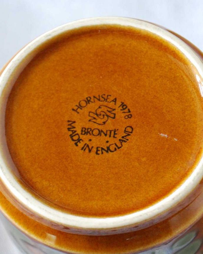 Hornsea（ホーンジー）　アンティーク雑貨　ホーンジー社、HORNSEA「ブロンテ」シリーズのアンティークカップ。裏側には品質の証製造メーカー保証の意味がこもった窯印、ポーセリンマークがあります。(k-3820-z)