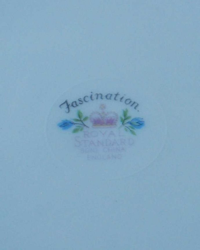 アンティーク 陶磁器の雑貨　アンティーク雑貨　ロイヤルスタンダード（ファシネーション）のアンティークＢ＆Ｂプレート。裏側には品質の証製造メーカー保証の意味がこもった窯印、ポーセリンマークがあります。(k-3821-z)