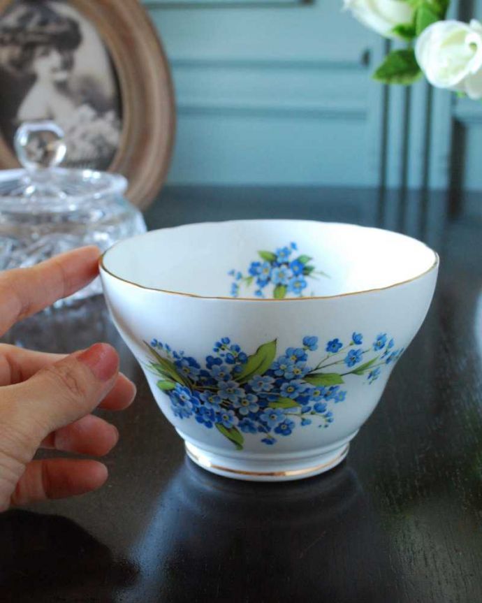 アンティーク 陶磁器の雑貨　アンティーク雑貨　Regency（リージェンシー）のアンティークシュガーボウル(勿忘草)。自分流の使い方で楽しんでくださいアンティークなのでキズや汚れはありますが、使えるものだけを選んできました。(k-3823-z)