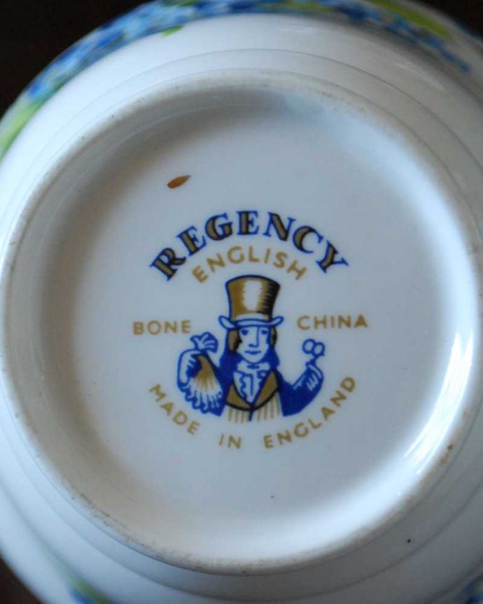 アンティーク 陶磁器の雑貨　アンティーク雑貨　Regency（リージェンシー）のアンティークミルクピッチャー(勿忘草)。裏側には品質の証製造メーカー保証の意味がこもった窯印、ポーセリンマークがあります。(k-3824-z)