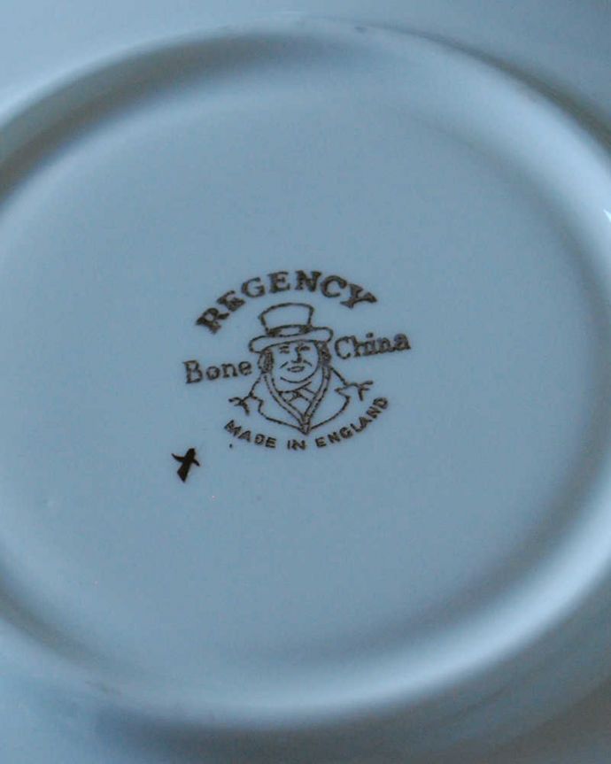 アンティーク 陶磁器の雑貨　アンティーク雑貨　Regency（リージェンシー）のアンティークソーサー(勿忘草)。裏側には品質の証製造メーカー保証の意味がこもった窯印、ポーセリンマークがあります。(k-3826-z)