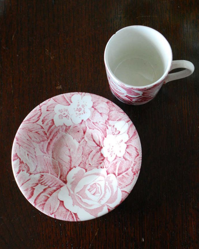 バーレイ食器 アンティーク雑貨 大きなダマスクローズと桜草が華やかなバーレイ社のビクトリアンチンツカップ&ソーサー。上から見るとこんな感じです状態のいいものだけを選んでいますが、アンティークなのでキズや欠けがある場合があります。(k-3828-z)