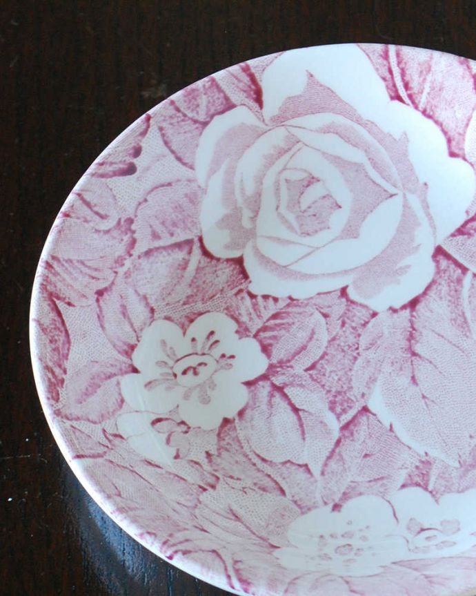 バーレイ食器 アンティーク雑貨 大きなダマスクローズと桜草が華やかなバーレイ社のビクトリアンチンツプレート。実用的にも飾っても使える華やなアンティークのプレートお料理を盛り付けるためだけのものではなく、お客様をもてなすために観賞用の目的もあったので、アンティークのプレートは、まるで絵画のように美しい模様なんです。(k-3829-z)