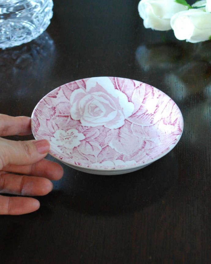 バーレイ食器 アンティーク雑貨 大きなダマスクローズと桜草が華やかなバーレイ社のビクトリアンチンツプレート。飾って使って楽しむアンティーク小ぶりのサイズは、何を乗せても便利に使えます。(k-3829-z)