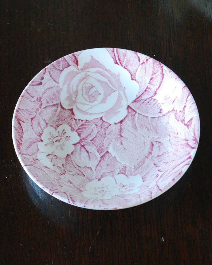 バーレイ食器 アンティーク雑貨 大きなダマスクローズと桜草が華やかなバーレイ社のビクトリアンチンツプレート。上から見るとこんな感じです状態のいいものだけを選んでいますが、アンティークなのでキズや欠けがある場合があります。(k-3829-z)