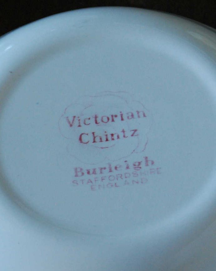 バーレイ食器 アンティーク雑貨 大きなダマスクローズと桜草が華やかなバーレイ社のビクトリアンチンツプレート。裏側には品質の証製造メーカー保証の意味がこもった窯印、ポーセリンマークがあります。(k-3829-z)
