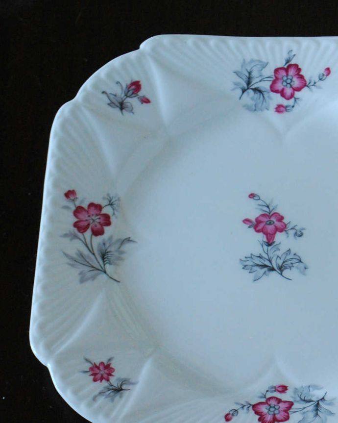 アンティーク 陶磁器の雑貨 アンティーク雑貨 小さなお花が可愛いシェリー窯のアンティークプレート。世界中のコレクターから愛されるシェリー窯アンティークでしか手に入れることが出来ない美しいシェリー窯の陶磁器。(k-3830-z)