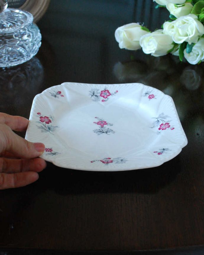 アンティーク 陶磁器の雑貨 アンティーク雑貨 小さなお花が可愛いシェリー窯のアンティークプレート。飾って使って楽しむアンティーク実用的に一番使いやすいサイズ。(k-3830-z)