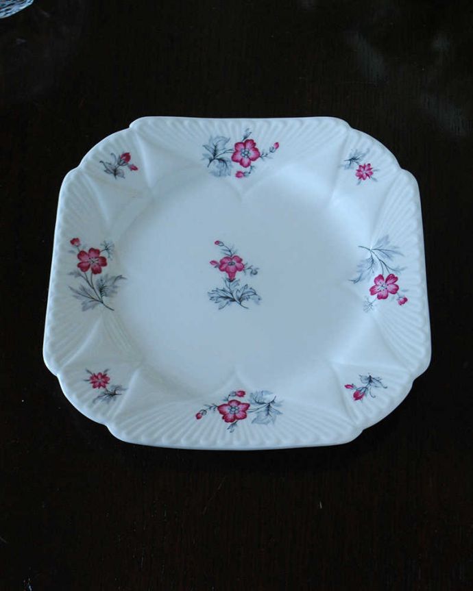 アンティーク 陶磁器の雑貨 アンティーク雑貨 小さなお花が可愛いシェリー窯のアンティークプレート。上から見るとこんな感じです状態のいいものだけを選んでいますが、アンティークなのでキズや欠けがある場合があります。(k-3830-z)