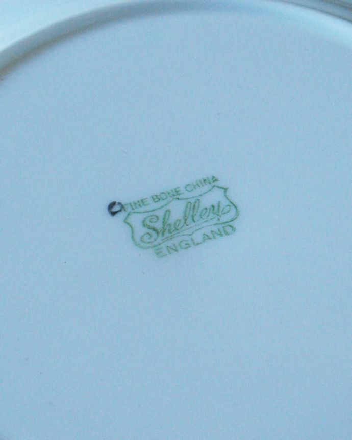 アンティーク 陶磁器の雑貨 アンティーク雑貨 小さなお花が可愛いシェリー窯のアンティークプレート。裏側には品質の証1945~1966年製造のシェリーのバックスタンプがあります。(k-3830-z)