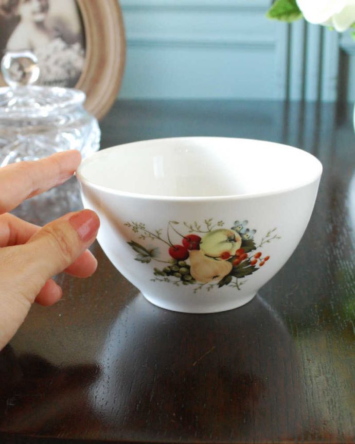 アンティーク 陶磁器の雑貨　アンティーク雑貨　フルーツがたっぷりデザインされたロイヤルドルトンのアンティークシュガーボウル(miramont)。自分流の使い方で楽しんでくださいアンティークなのでキズや汚れはありますが、使えるものだけを選んできました。(k-3831-z)