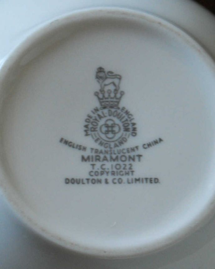 アンティーク 陶磁器の雑貨　アンティーク雑貨　フルーツがたっぷりデザインされたロイヤルドルトンのアンティークシュガーボウル(miramont)。裏側のポーセリンマーク製造メーカー保証の意味がこもった窯印、ポーセリンマークがあります。(k-3831-z)