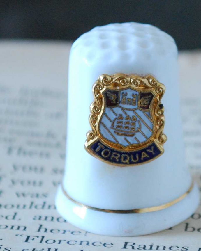 アンティーク 陶磁器の雑貨　アンティーク雑貨　イギリスで見つけたアンティークシンブル（TORQUAY）トーキー。幸運を呼ぶ女性のためのコレクションアイテムシンブルとは、上流階級の女性がたしなみとして行ったお裁縫の時に使った指ぬきのこと。(k-3838-z)