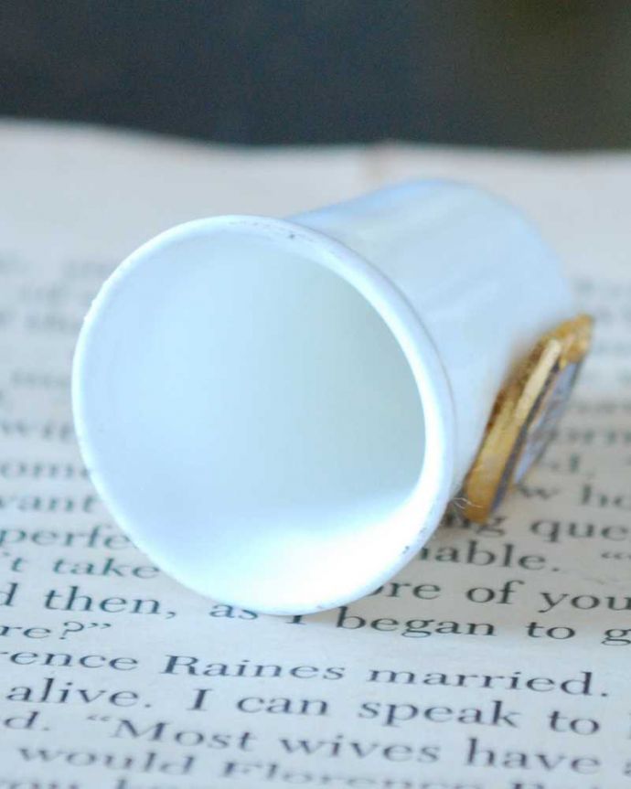 アンティーク 陶磁器の雑貨　アンティーク雑貨　イギリスで見つけたアンティークシンブル（TORQUAY）トーキー。キレイなものだけを買い付けていますアンティークは新品ではなので多少のキズ・汚れがある場合がありますが、キレイなもを買い付けてきました。(k-3838-z)