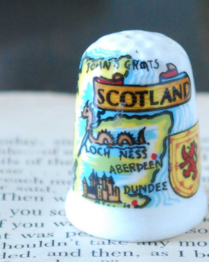 アンティーク 陶磁器の雑貨　アンティーク雑貨　イギリスで見つけたスコットランド（SCOTLAND）のアンティークシンブル。幸運を呼ぶ女性のためのコレクションアイテムシンブルとは、上流階級の女性がたしなみとして行ったお裁縫の時に使った指ぬきのこと。(k-3841-z)