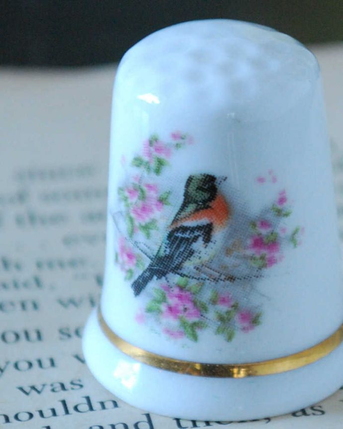 アンティーク 陶磁器の雑貨　アンティーク雑貨　お花のブーケが華やかな、イギリスで見つけたアンティークシンブル。幸運を呼ぶ女性のためのコレクションアイテムシンブルとは、上流階級の女性がたしなみとして行ったお裁縫の時に使った指ぬきのこと。(k-3845-z)