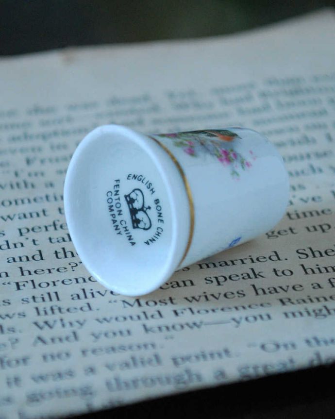 アンティーク 陶磁器の雑貨　アンティーク雑貨　お花のブーケが華やかな、イギリスで見つけたアンティークシンブル。キレイなものだけを買い付けていますアンティークは新品ではなので多少のキズ・汚れがある場合がありますが、キレイなもを買い付けてきました。(k-3845-z)