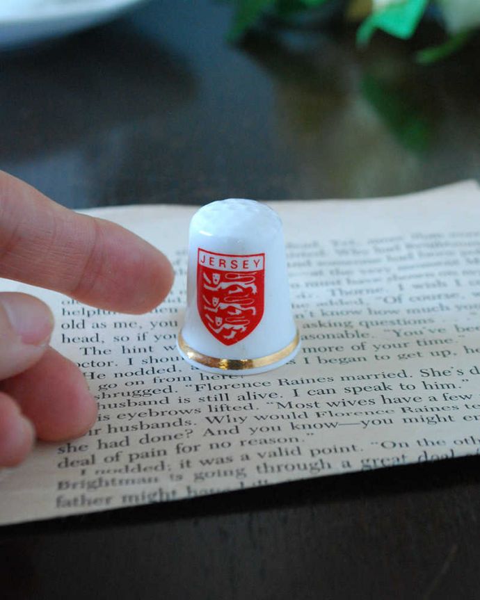 アンティーク 陶磁器の雑貨 アンティーク雑貨 イギリスとフランスの間にある歴史あるジャージー島(JERSEY)イギリスアンティークのシンブル。コレクションしたくなる可愛らしさ指の帽子(finger hat)とも呼ばれるコロンとした形。(k-3847-z)