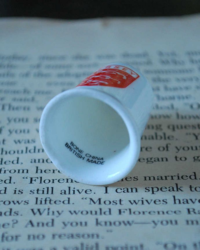 アンティーク 陶磁器の雑貨 アンティーク雑貨 イギリスとフランスの間にある歴史あるジャージー島(JERSEY)イギリスアンティークのシンブル。キレイなものだけを買い付けていますアンティークは新品ではなので多少のキズ・汚れがある場合がありますが、キレイなもを買い付けてきました。(k-3847-z)