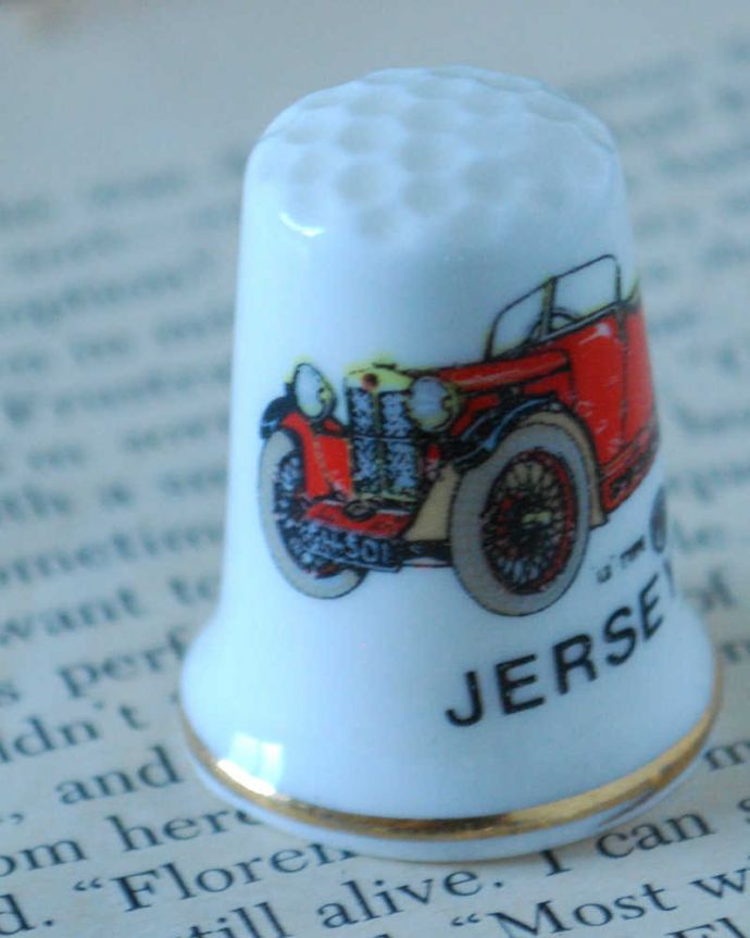 アンティーク 陶磁器の雑貨　アンティーク雑貨　かっこいいクラシックカーのアンティークシンブル（JERSEY）。幸運を呼ぶ女性のためのコレクションアイテムシンブルとは、上流階級の女性がたしなみとして行ったお裁縫の時に使った指ぬきのこと。(k-3850-z)