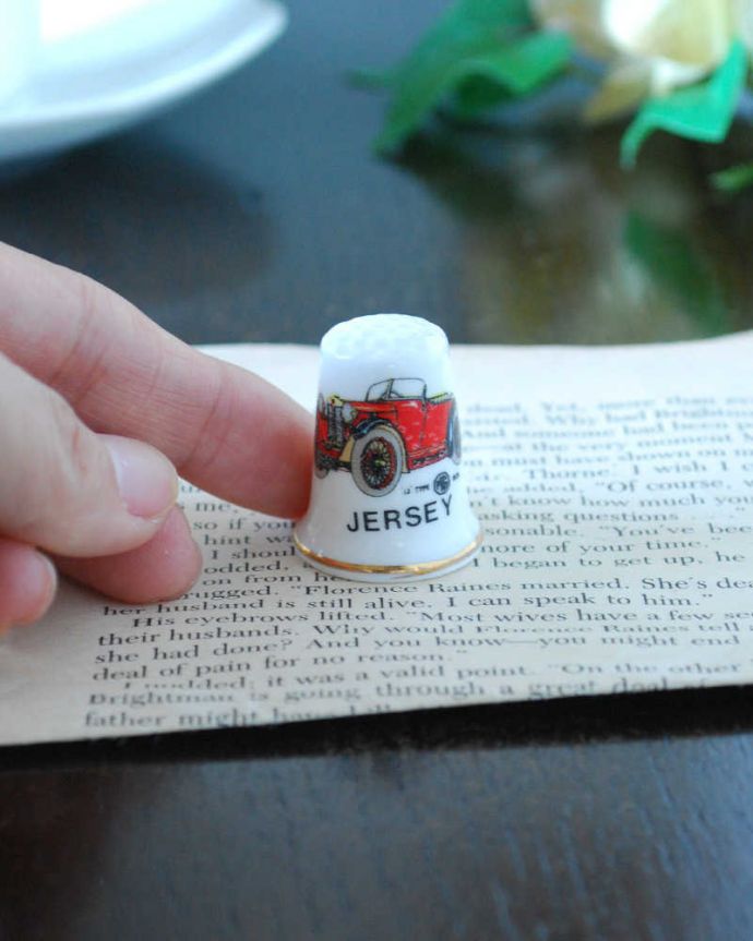 アンティーク 陶磁器の雑貨　アンティーク雑貨　かっこいいクラシックカーのアンティークシンブル（JERSEY）。コレクションしたくなる可愛らしさ指の帽子（finger hat)とも呼ばれるコロンとした形。(k-3850-z)