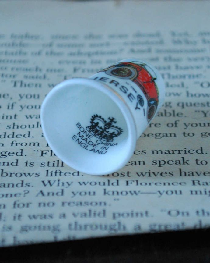 アンティーク 陶磁器の雑貨　アンティーク雑貨　かっこいいクラシックカーのアンティークシンブル（JERSEY）。キレイなものだけを買い付けていますアンティークは新品ではなので多少のキズ・汚れがある場合がありますが、キレイなもを買い付けてきました。(k-3850-z)