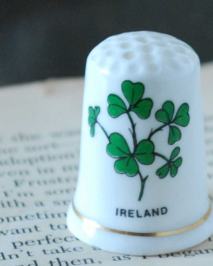 アンティーク 陶磁器の雑貨　アンティーク雑貨　イギリスで見つけたアイルランド（IRELAND）のアンティークシンブル。幸運を呼ぶ女性のためのコレクションアイテムシンブルとは、上流階級の女性がたしなみとして行ったお裁縫の時に使った指ぬきのこと。(k-3855-z)