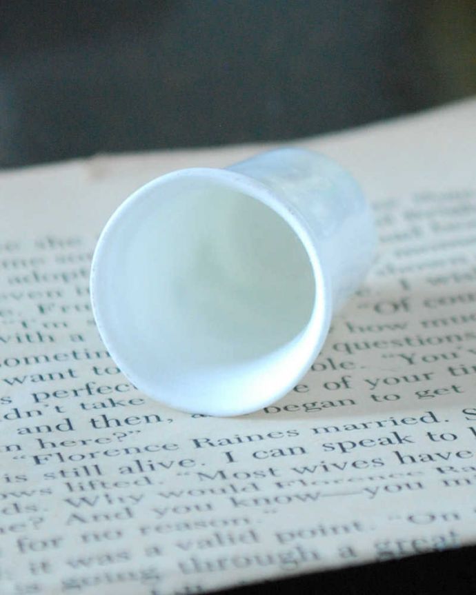 アンティーク 陶磁器の雑貨　アンティーク雑貨　イギリスで見つけたアイルランド（IRELAND）のアンティークシンブル。キレイなものだけを買い付けていますアンティークは新品ではなので多少のキズ・汚れがある場合がありますが、キレイなもを買い付けてきました。(k-3855-z)