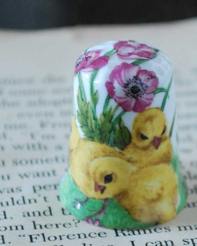 アンティーク 陶磁器の雑貨　アンティーク雑貨　キュートなヒヨコとお花、イギリスで見つけたアンティークシンブル。幸運を呼ぶ女性のためのコレクションアイテムシンブルとは、上流階級の女性がたしなみとして行ったお裁縫の時に使った指ぬきのこと。(k-3856-z)