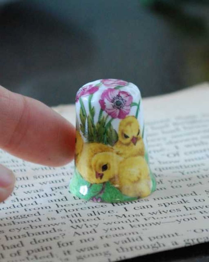 アンティーク 陶磁器の雑貨　アンティーク雑貨　キュートなヒヨコとお花、イギリスで見つけたアンティークシンブル。コレクションしたくなる可愛らしさ指の帽子（finger hat)とも呼ばれるコロンとした形。(k-3856-z)