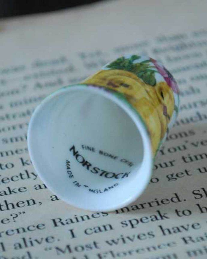 アンティーク 陶磁器の雑貨　アンティーク雑貨　キュートなヒヨコとお花、イギリスで見つけたアンティークシンブル。キレイなものだけを買い付けていますアンティークは新品ではなので多少のキズ・汚れがある場合がありますが、キレイなもを買い付けてきました。(k-3856-z)