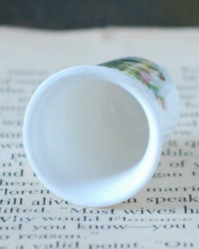 アンティーク 陶磁器の雑貨　アンティーク雑貨　ニュー・フォレストのアンティークシンブル（あざみのお花と小鳥）。キレイなものだけを買い付けていますアンティークは新品ではなので多少のキズ・汚れがある場合がありますが、キレイなもを買い付けてきました。(k-3857-z)