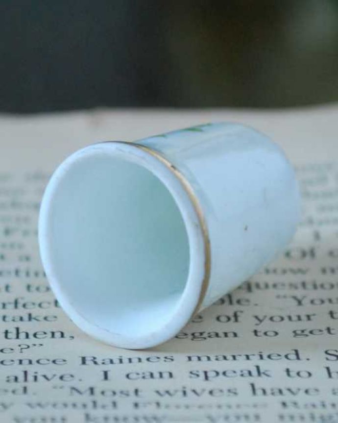 アンティーク 陶磁器の雑貨 アンティーク雑貨 イギリスで見つけた青い鳥のアンティークシンブル。キレイなものだけを買い付けていますアンティークは新品ではなので多少のキズ・汚れがある場合がありますが、キレイなもを買い付けてきました。(k-3858-z)