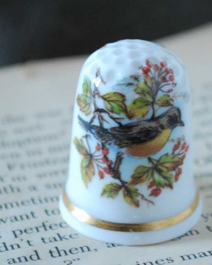アンティーク 陶磁器の雑貨 アンティーク雑貨 枝に止まっている小鳥のアンティークシンブル、イギリス輸入の雑貨。幸運を呼ぶ女性のためのコレクションアイテムシンブルとは、上流階級の女性がたしなみとして行ったお裁縫の時に使った指ぬきのこと。(k-3861-z)