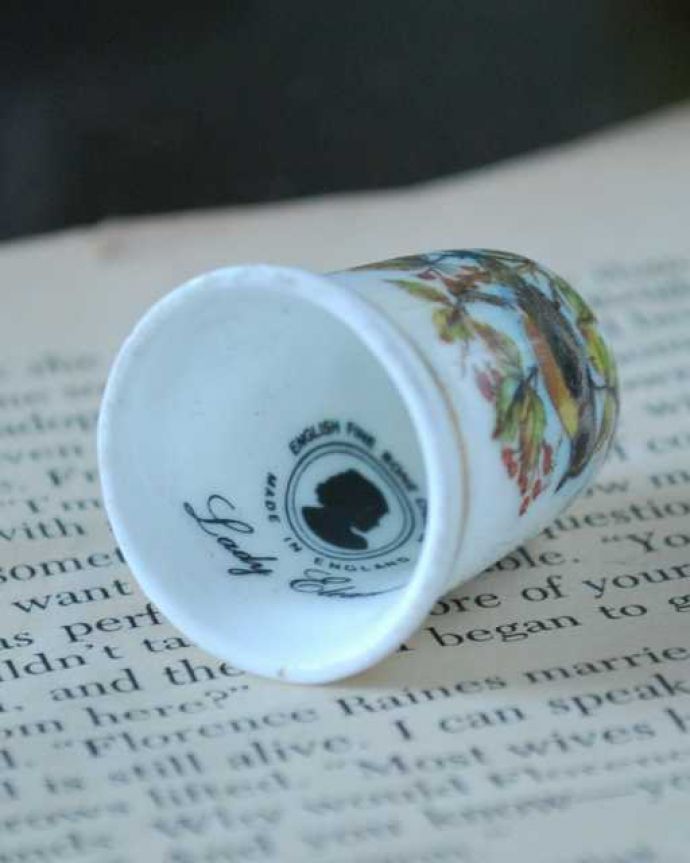 アンティーク 陶磁器の雑貨 アンティーク雑貨 枝に止まっている小鳥のアンティークシンブル、イギリス輸入の雑貨。キレイなものだけを買い付けていますアンティークは新品ではなので多少のキズ・汚れがある場合がありますが、キレイなもを買い付けてきました。(k-3861-z)